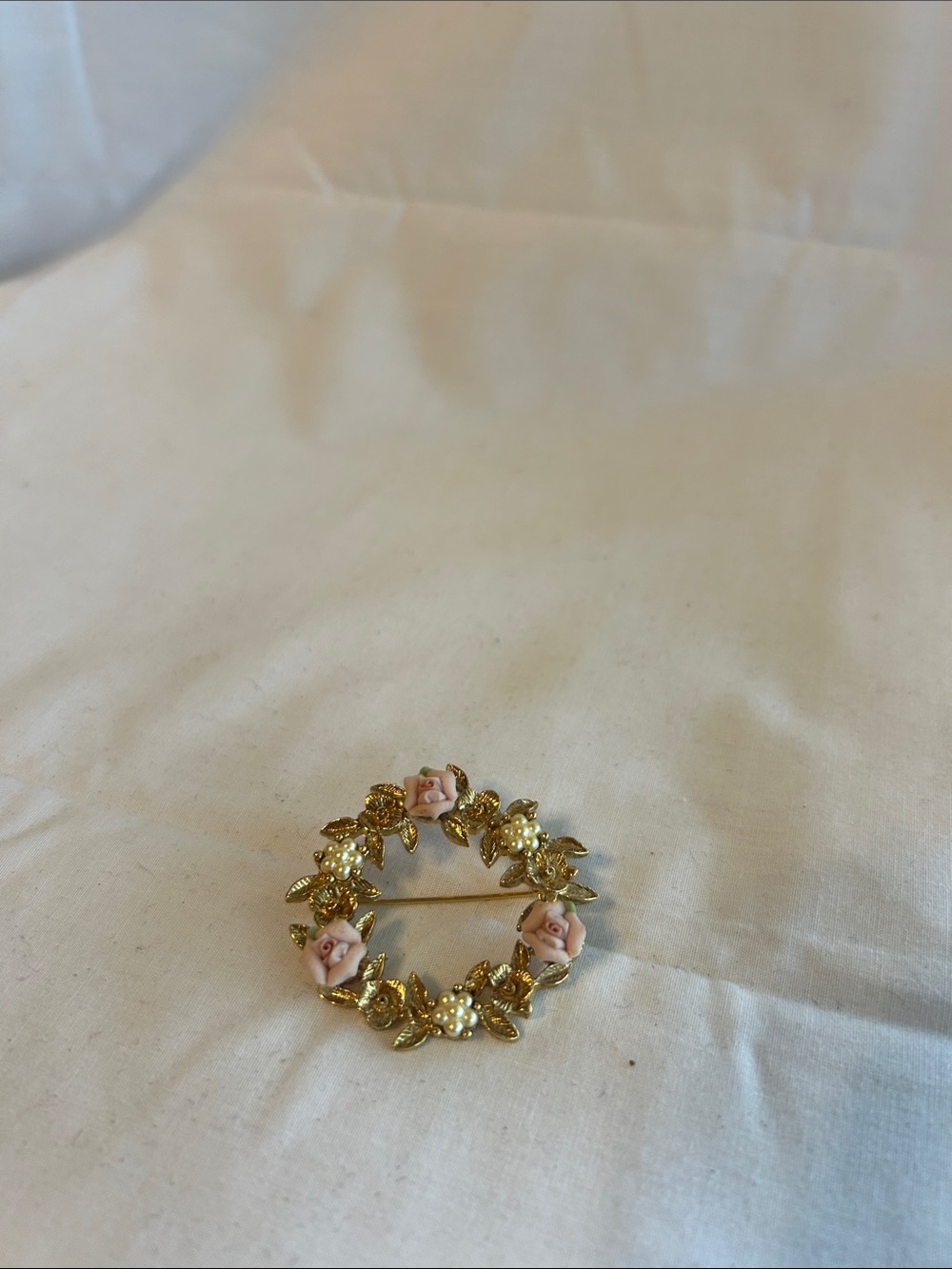 Source Unknown Gold-tone Wreath Brooch with Pink Roses
